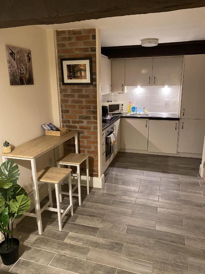 Cosy Riverside - Free Parking Apartment *