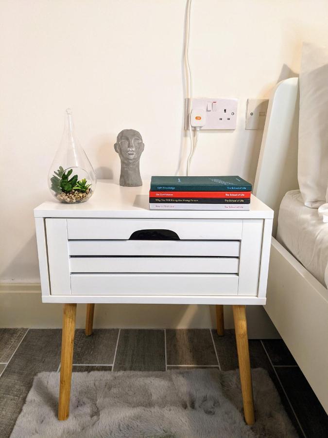Cosy Riverside - Free Parking Apartment *