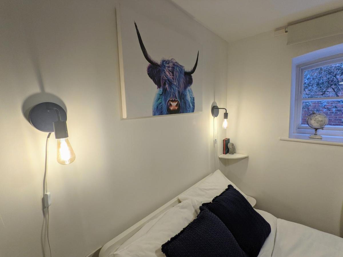 Cosy Riverside - Free Parking Apartment