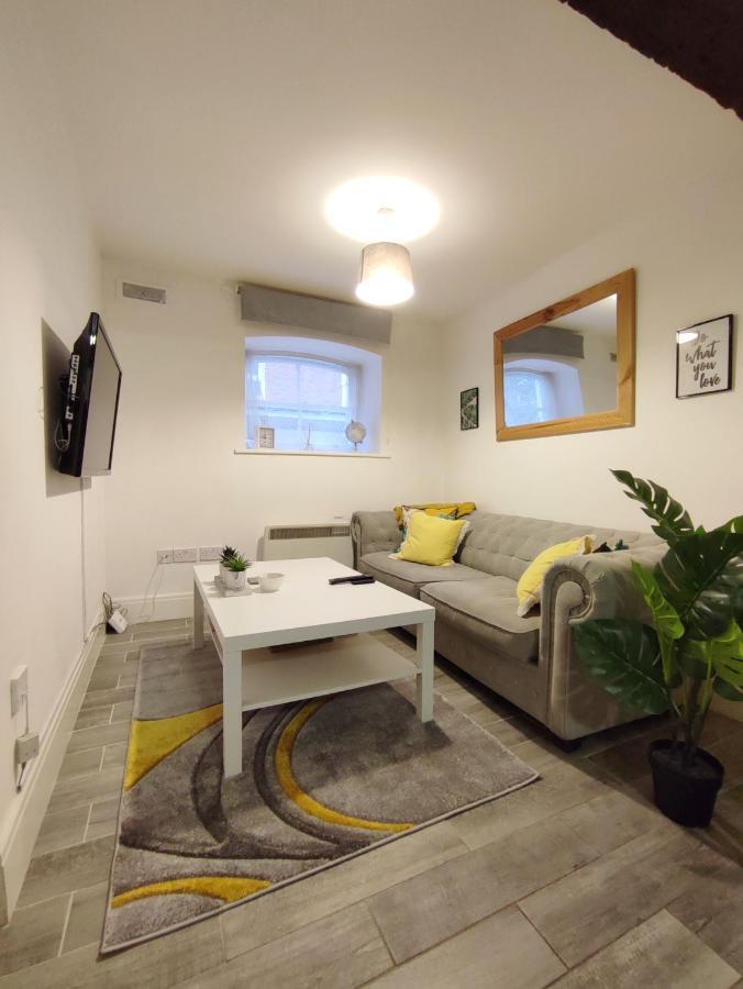 Cosy Riverside - Free Parking Apartment